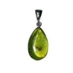 pendentif ambre verte pierre brute